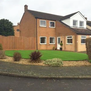 Népszerű gazdasági lapos alakú fényes zöld 35mm szabadtéri mesterséges szőnyeg padló a kertben