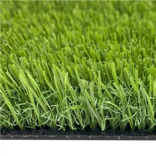 Szintetikus fű a kertben